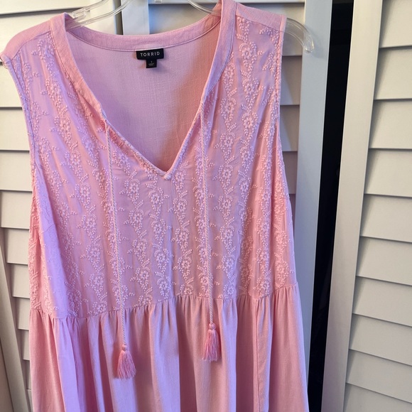 Torrid Womens blouse Pink With Floral Embroidery Sz 1. V neck Barbie core - Picture 1 of 9